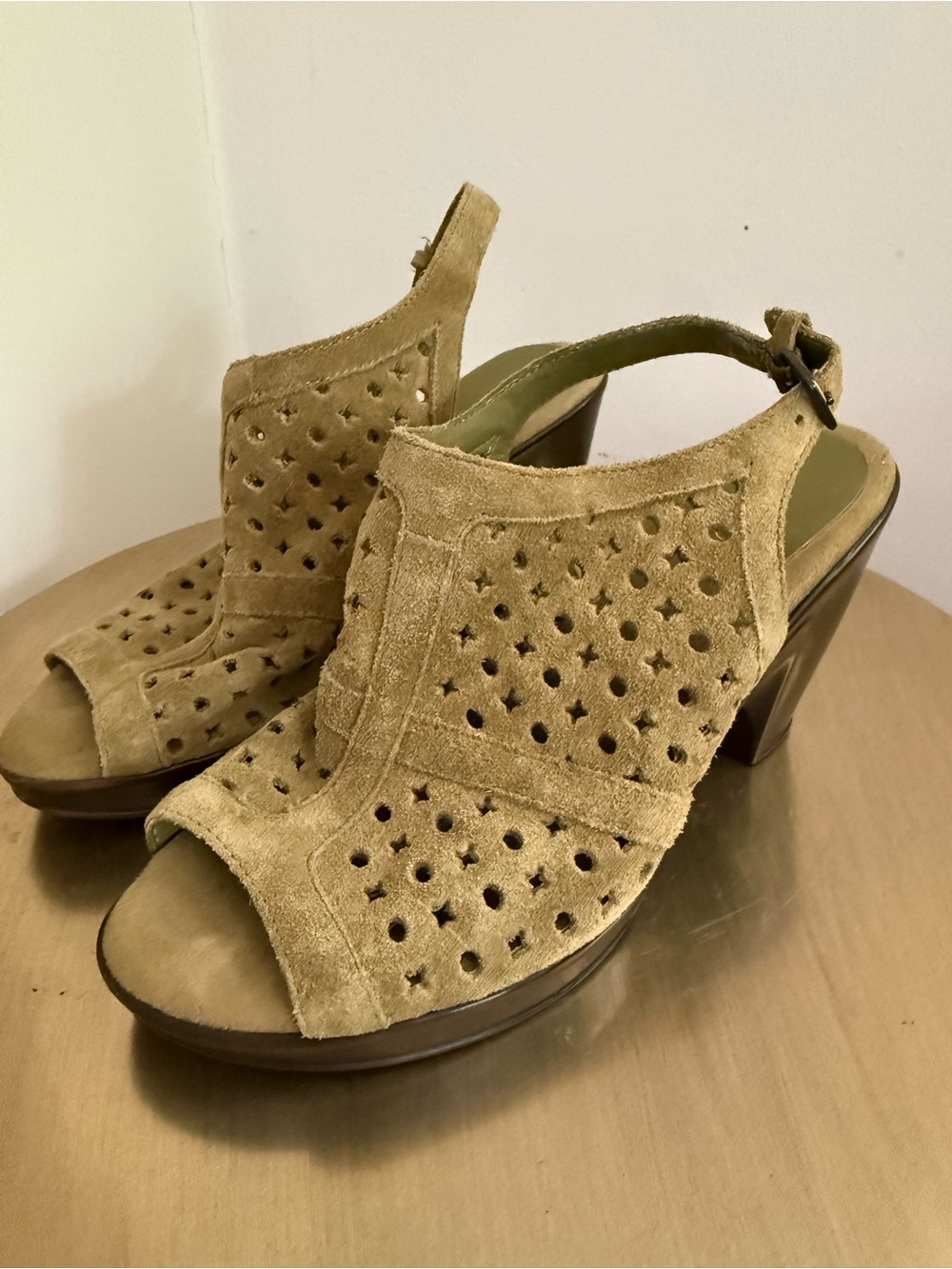 AEROSOLES Green Suede Perforated Peep-Toe Slingback Heels NWOT